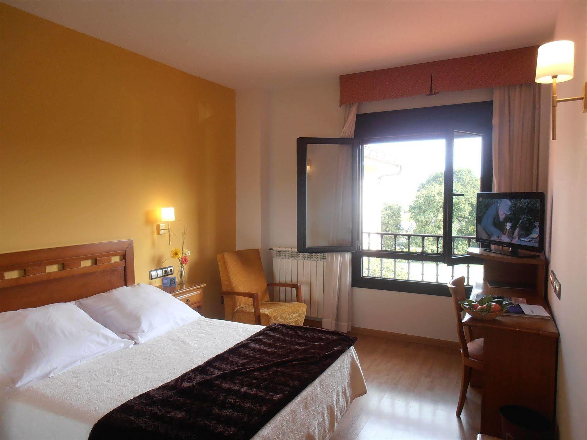 Hotel Cristina Noreña Εξωτερικό φωτογραφία